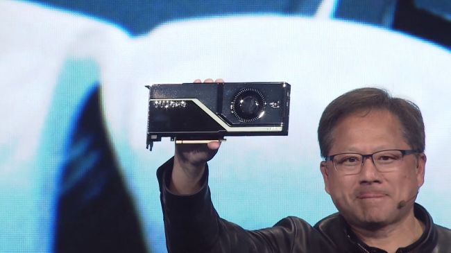 El CEO de Nvidia, Jensen Huang, muestra una tarjeta Quadro RTX 8000 Turing en SIGGRAPH 2018.